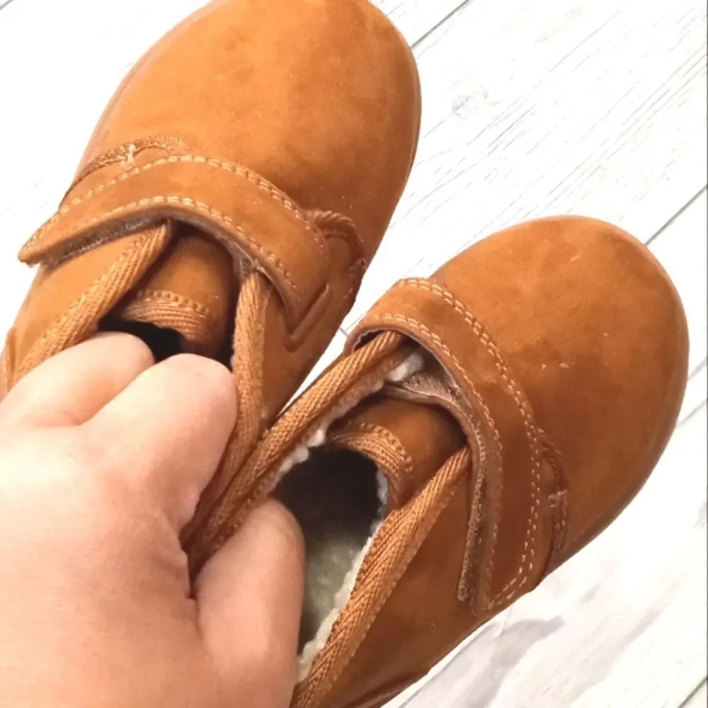 (17-3862) Cat & Jack Shoes  Sz 5